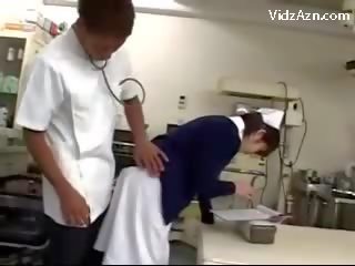 Медицинска сестра получаване на тя путка втрива от specialist и 2 медицински сестри при на surgery
