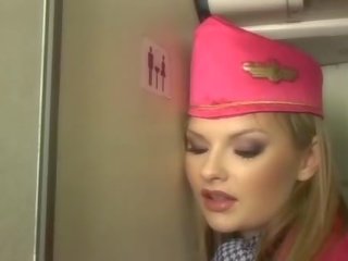 Pěkný blondýnka letuška sání peter onboard