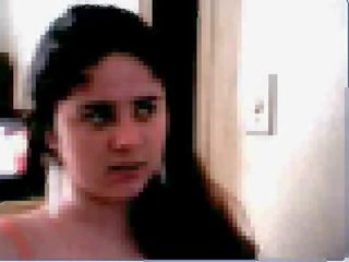 Árabe jovem fêmea mostrando corpo e finguring em webcam 6