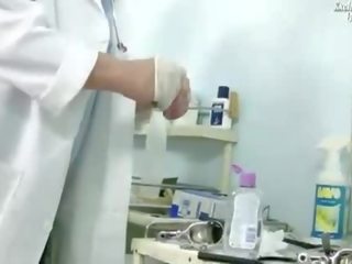 Bastos medic examining kaniya pasyente