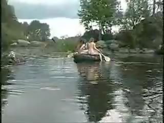 Tre i pabesueshëm vajzat lakuriq vajzat në the xhungël në varkë për shpoj gjueti