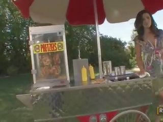 Amateur incroyable coquin brunette femme fatale selling pretzels en la parck