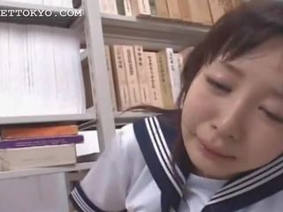 ब्रुनेट एशियन मुंह गड़बड़ कठिन में स्कूल पुस्तकालय