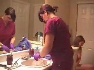 Ibu dan gadis memasukkan cairan ke anus