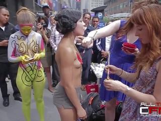 Skupina na nahý lidé dostat painted v přední na publ