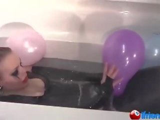 Lateks i veshur dashnore me balona në një vaskë