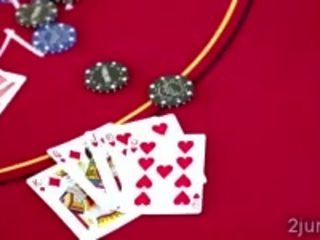 Pervs wins ένα μελαχρινός/ή hotties μουνί σε πόκερ match