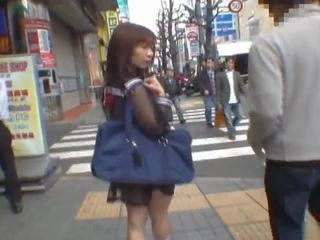 Mikan astonishing asiatiskapojke ung kvinnlig åtnjuter offentlig