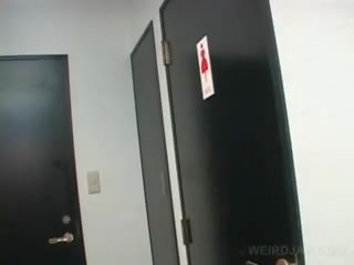 เอเชีย วัยรุ่น stunner movs twat ในขณะที่ การปัสสาวะ ใน a ห้องน้ำ