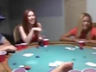Joven adolescentes follando en póquer noche