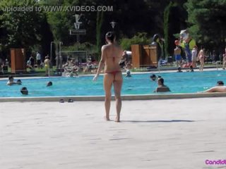 Pantai orang yang menikmati melihat seks besar bikini gadis telanjang dada jahat weasel