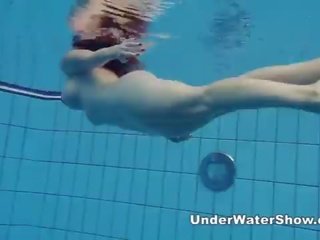 Redheaded enchantress κολυμπώντας γυμνός/ή σε ο πισίνα