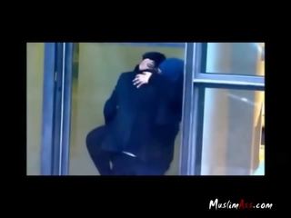 Hidžáb učiteľka prichytené parking podľa špionážna kamera