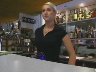 Stor pupper amatør bartender payed knulling
