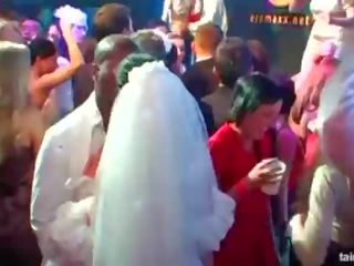 Неизплатен сладострастен brides смуча голям петли в публичен