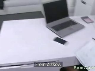 Mamalhuda fêmea agente fodido em moldagem em escritório
