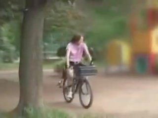 Japansk kjæreste masturbated mens ridning en specially modified voksen klipp bike!