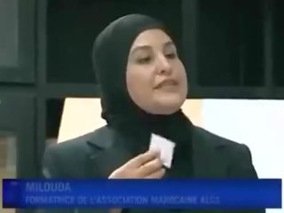 Arab lassie puts gondon from mouth