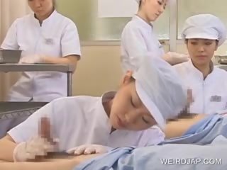 Japanska sjuksköterska slurping sperma ut av kåta putz