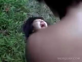 Frágil asiática damsel obtendo brutalmente fodido ao ar livre