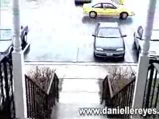 Danielle duke shkuar për një makinë