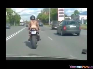 নগ্ন উপর motorcycle