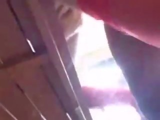 Lascif blond avec rasé minou obtient foutre sur son cul vidéo