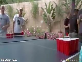 Bruneta femeie joacă tabel tenis și fucks