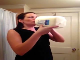 Amadora miúda tries o leite challenge.