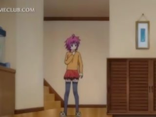 Tenårings anime skjønnhet checking henne pupper i den speil