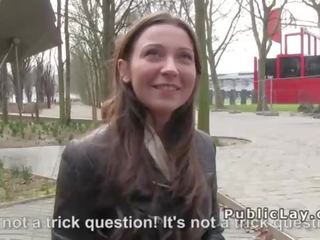 Belgiýaly hottie sucks prick in jemagat öňünde