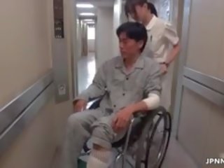 Tërheqës aziatike infermiere shkon e çmendur