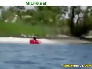 Milfhunter auf seine boot auf ein sonnig tag mit ein bezaubernd milf auf bo
