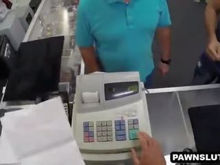 Povekas ruskeaverikkö yrittää kohteeseen myydä hänen laptop at the pawn myymälä