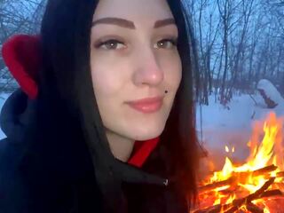 Um companheiro e um jovem fêmea caralho em o winter por o fogo: hd xxx filme 80