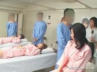Aasialaiset ruskeaverikkö rakastaja puhaltaa karvainen peniksen at the sairaalan