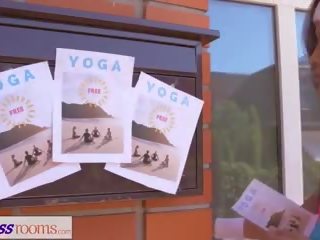 Aptitud habitaciones porno yoga para grande tetitas asiática lesbianas: sexo película af