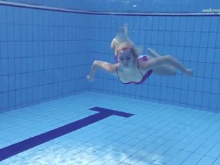 Elena proklova 水下 mermaid 在 粉紅色 連衣裙: 高清晰度 臟 電影 f2