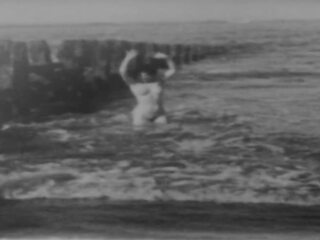 Jugendliche und frau nackt außerhalb - aktion im langsam bewegung (1943)