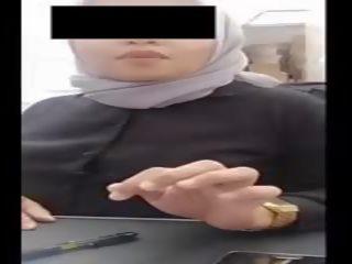 Hijab ung lady med stor tuttarna heats hans pojke vid arbete av webkamera