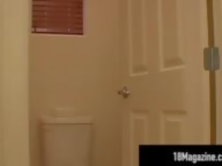 Muda ariel jordan penis buatan latihan diri di kamar mandi.