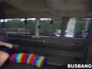 Buah dada besar amatir keisha abu-abu gaya doggystyle terlanda di moving mobil van