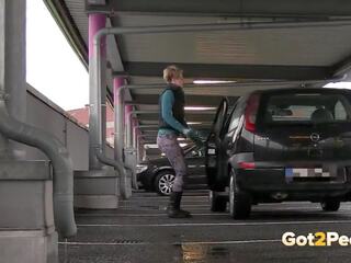 Desperate prijateljica pisses v avto parkirati, brezplačno umazano video 69