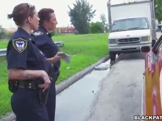 Weiblich cops ziehen über schwarz suspect und saugen seine stechen