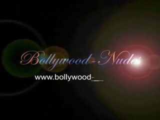 Bollywood ritual του λαγνεία και χορός ενώ αυτή ήταν μόνος