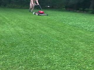 Mowing grass 裸: フリー 裸 女性たち で 公共 高解像度の 汚い クリップ ビデオ