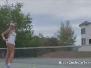 Bigtit menghisap bbc pada tenis mahkamah