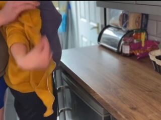 Jung milf mit erstaunlich titten gefickt im die küche: wichse auf titten x nenn film feat. acdclovers