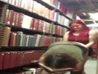 Lesbička popruh-na na knihovna, volný volný lesbička trubka špinavý film klip