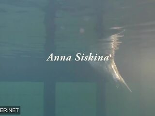 Καυτά grand step-sister άννα siskina με μεγάλος βυζιά σε ο κολυμπώντας